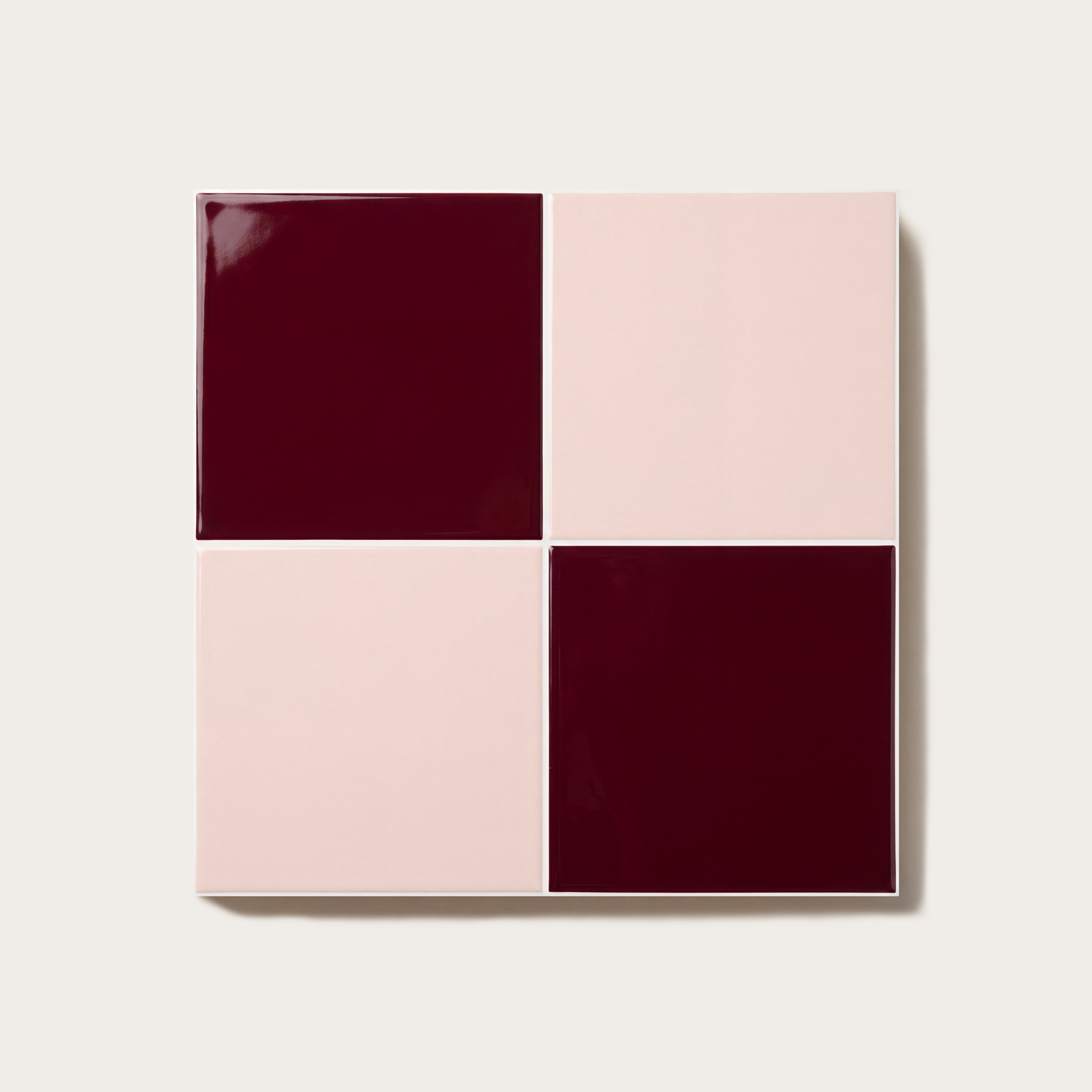 Azulejo adhesivo 3D FIG burgundy y blush, diseño rental friendly de cerca