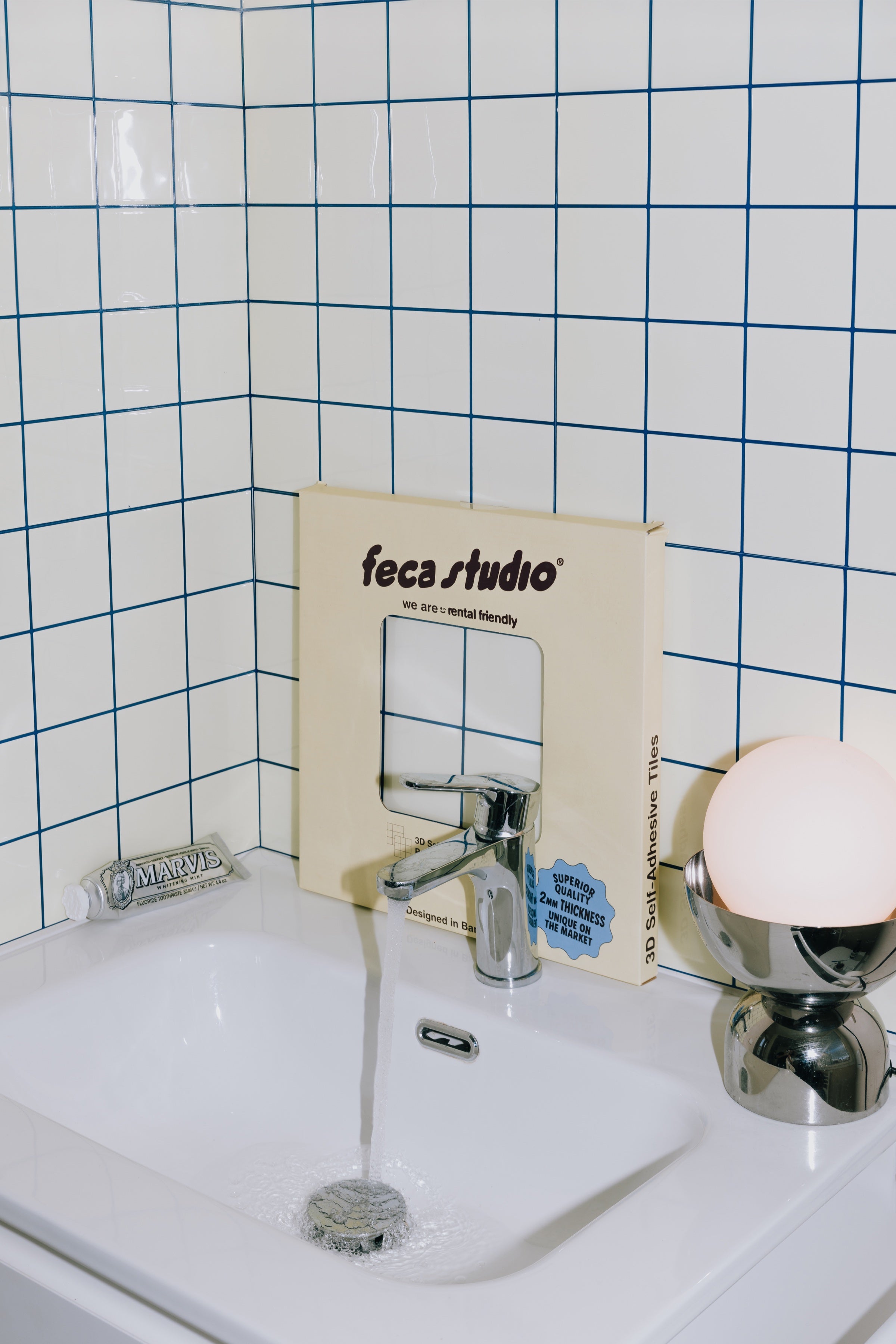 Azulejo adhesivo 3D WAFFLE instalado en pared, renovación sin obras Feca